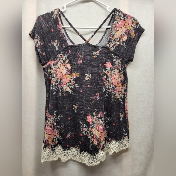 Rewind Size Small Top With Cut Out Back Black With Floral Pattern - Picture 4 of 6
